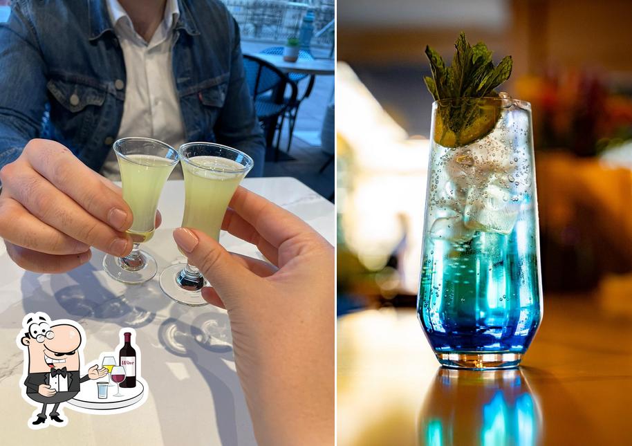 В "Portofino Oyster Bar & Mediterranean Restaurant" подаются алкогольные напитки