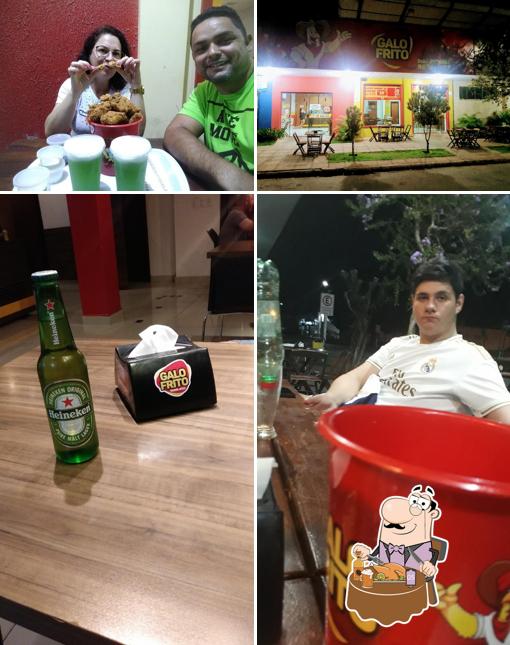 Desfute um copo de cerveja leve ou escura