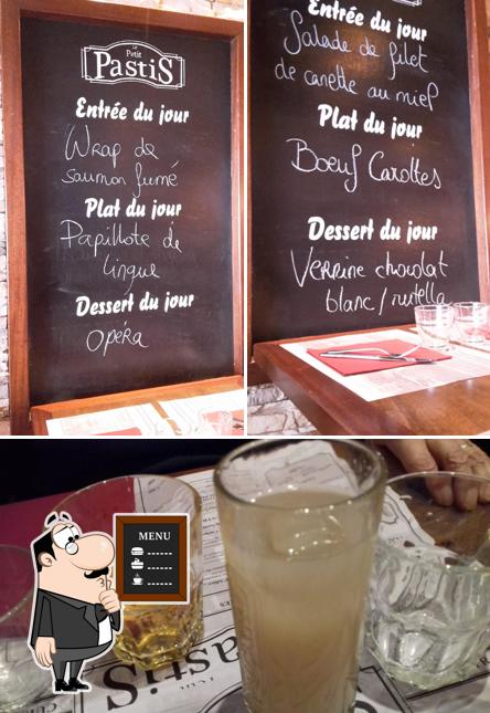 Voici l’image affichant la tableau noir et boisson sur Le Petit Pastis