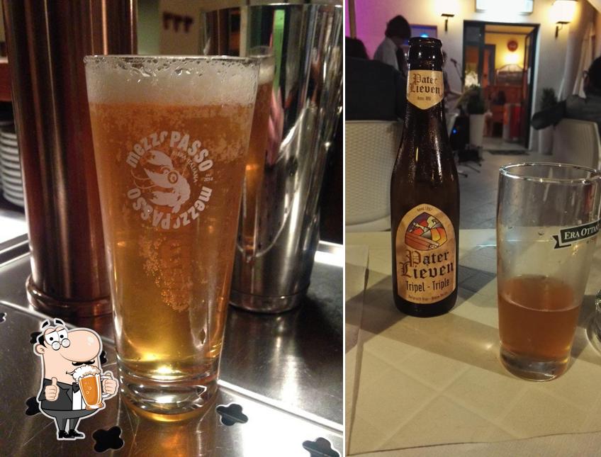 Puoi ordinare un rinfrescante bicchiere di birra chiara o scura