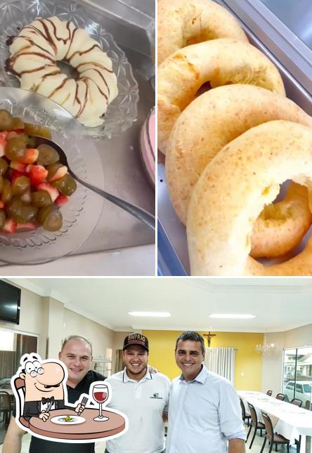 Entre diversos coisas, comida e interior podem ser encontrados no Hotel Juarez Restaurante e Café