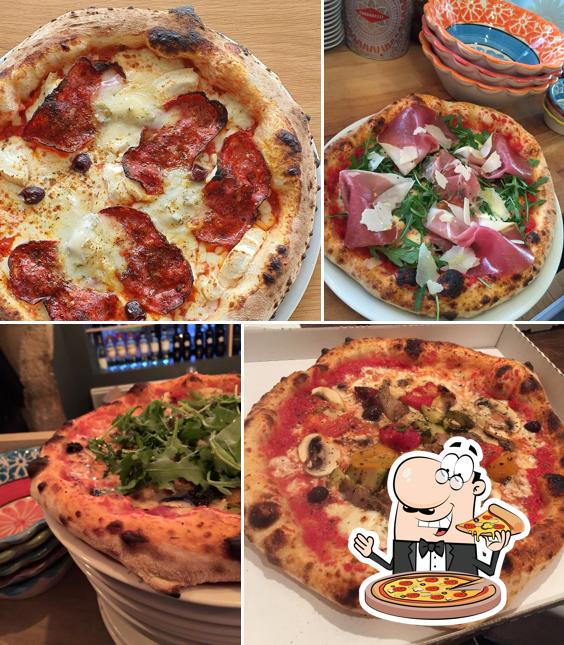 At In Teglia Théâtre, you can enjoy pizza