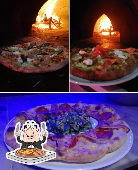 Prenditi una pizza a DUE PIOPPI Show Disco Restaurant