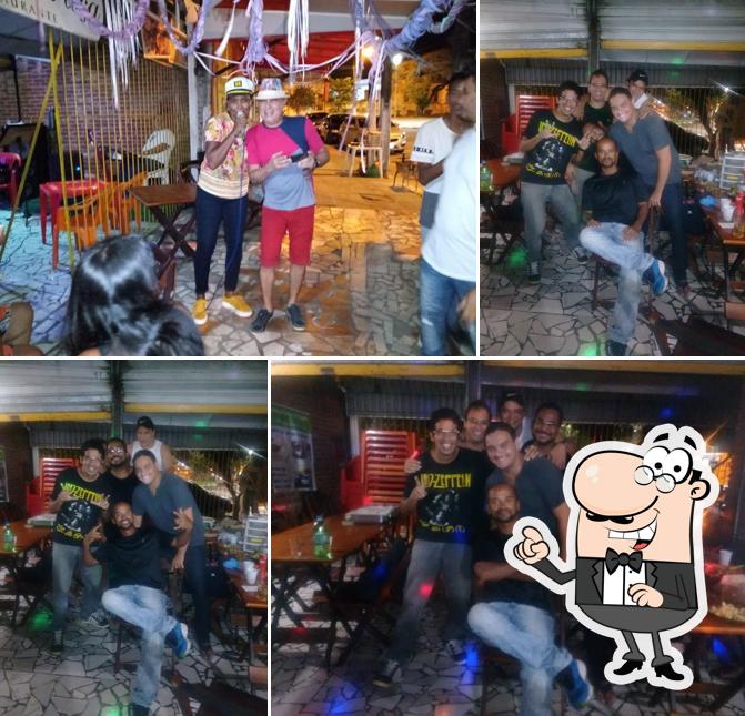 Sente em uma das mesas no Dallas Botequim