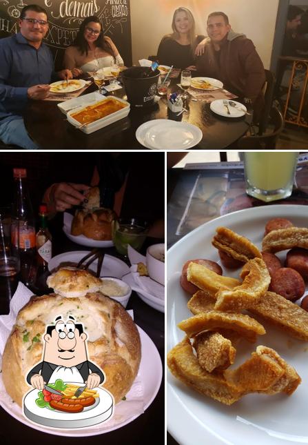 Entre diversos coisas, comida e mesa de jantar podem ser encontrados no Gastão Bar