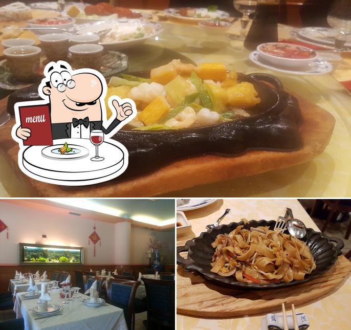 Guarda la foto che presenta la cibo e tavolo da pranzo di China Town