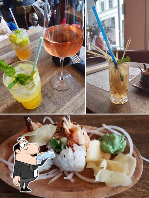 Это фото, где изображены напитки и еда в Hanoi Deli Rathaus