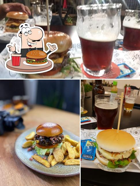 Experimente um hambúrguer no Hop Club Beer & Food