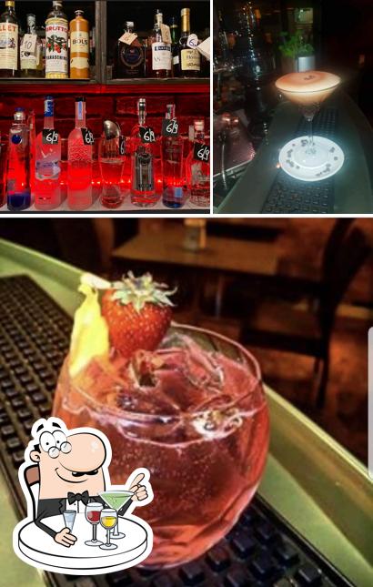 AMETHYST Cocktail Bar serve alcolici