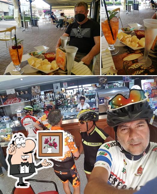 Tra le varie cose da Bar Royal Due S.n.c. si possono trovare la interni e tavolo da pranzo