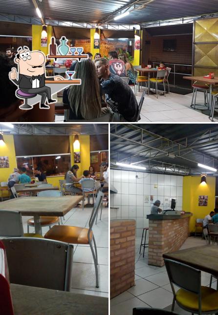 Sente em uma das mesas no Radikal Burguer e Pizza