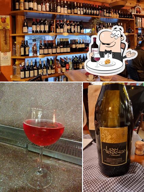 Goditi un bicchiere di vino alla fine di una faticosa giornata lavorativa