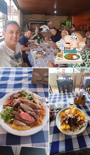 A comida e mesa de jantar do restaurante