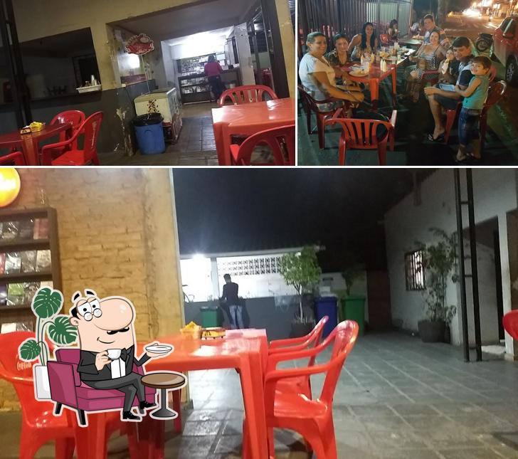 Veja imagens do interior do Casa do Shawarma