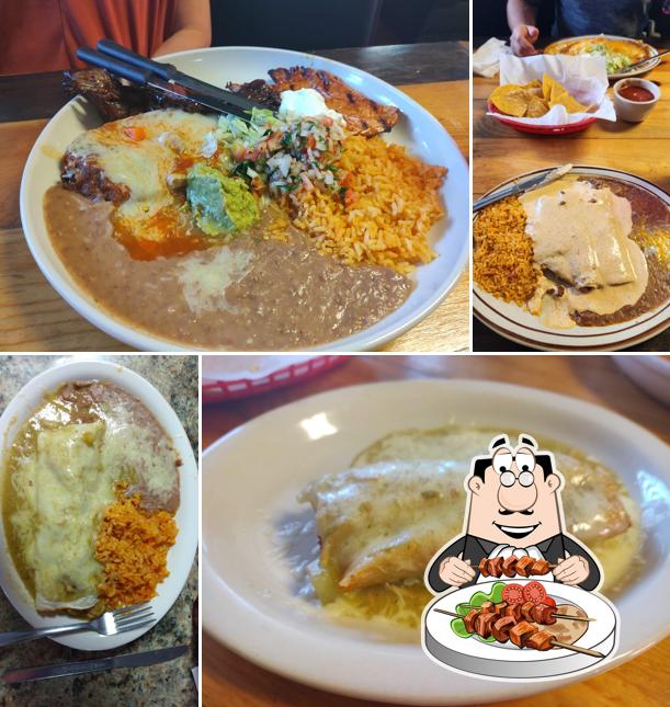 Еда в "La Familia Mexican Restaurant"