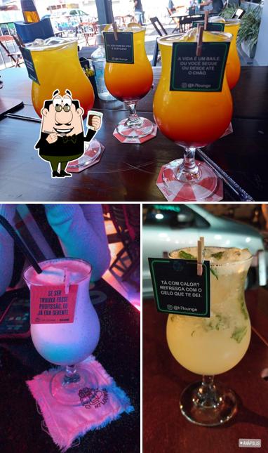 Desfrute de uma bebida no H7 Club - Bar, Restaurante, Drinks e Grill