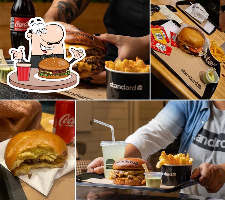 Os hambúrgueres do standard burger irão satisfazer diferentes gostos