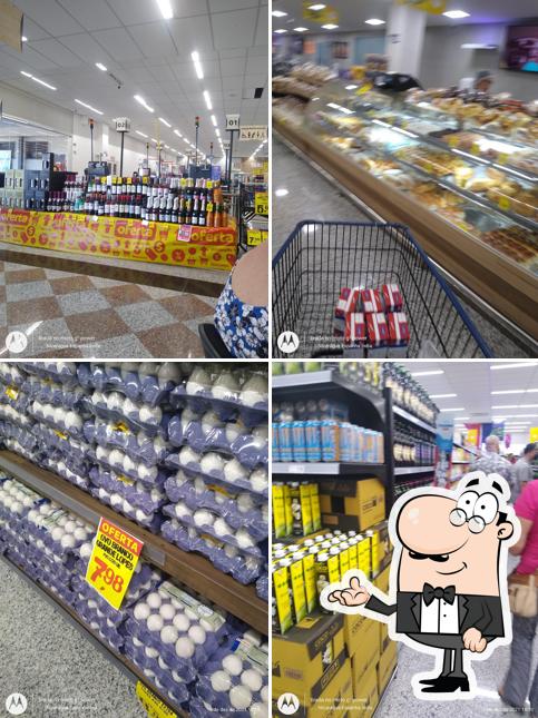 Sente em uma das mesas no Lopes Supermercados