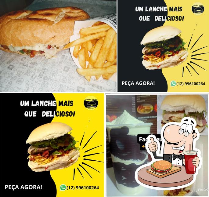 Delicie-se com um hambúrguer no Pãozinho Lanches Caçapava - Lanchonete e Delivery