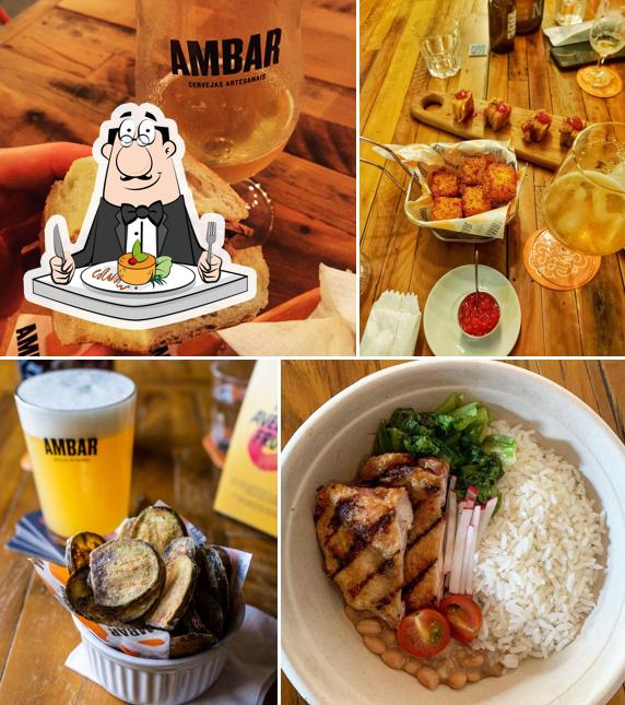 Sanduíche de carne de porco desfiada e salmão grelhado em Ambar Cervejas Artesanais