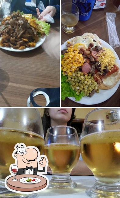 Confira a imagem apresentando comida e cerveja no Leo Lanches