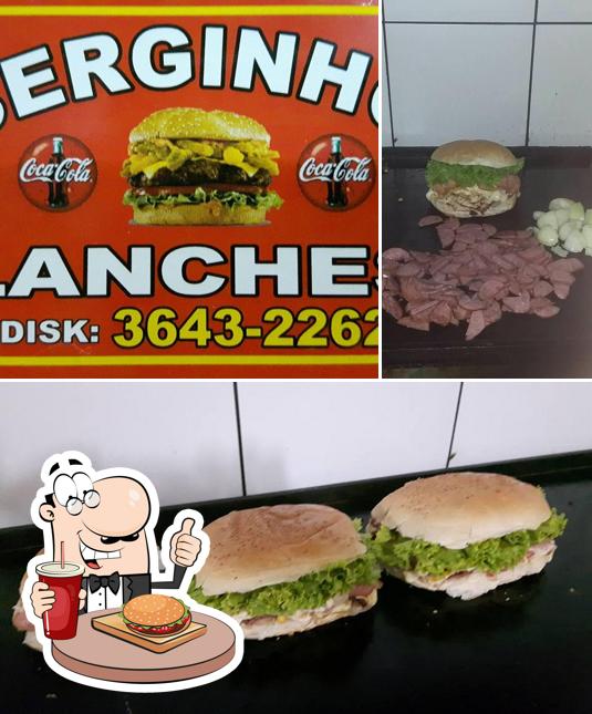 Delicie-se com um hambúrguer no Serginho Lanches