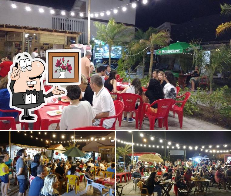 Sente em uma das mesas no Food Park imbé