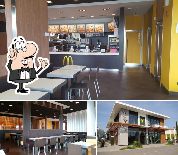 Jetez un coup d’oeil à l’image représentant la intérieur et extérieur concernant McDonald's