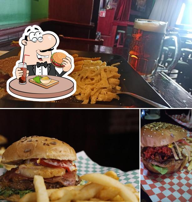 Pide una hamburguesa en Irish Pub Satélite