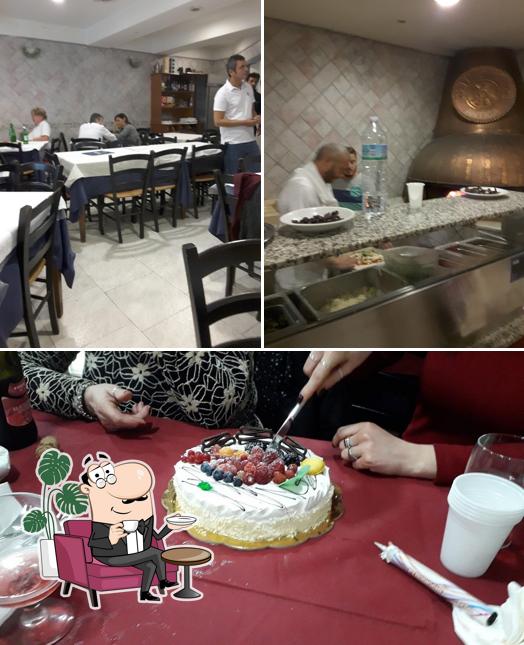 La foto di interni e torta da Antica Pizzeria di Bagnoli dal 1938