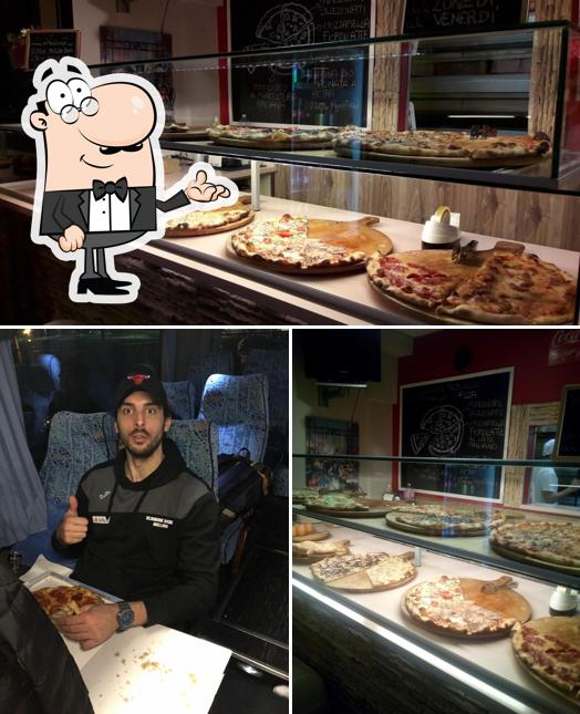 Guarda la immagine che mostra la interni e cibo di Pizza & Capricci Di Salvatore Scivoli
