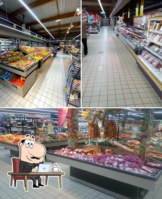 Siéntate a una de las mesas de Intermarché SUPER Pacy-Sur-Eure