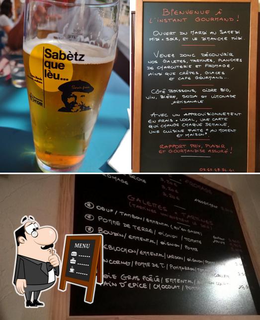 Vérifiez la photo affichant la tableau noir et bière concernant L'instant Gourmand