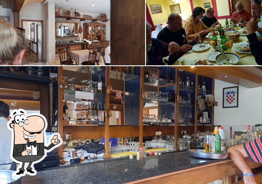 Dai un'occhiata agli interni di Restoran Mamut