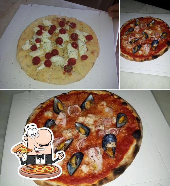 Ordina una pizza a Bar La Rotonda....rosticceria..pizzeria creperia...paninoteca