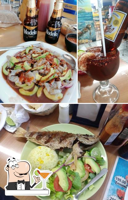 Фото, на котором видны напитки и еда в Mariscos Sinaloa