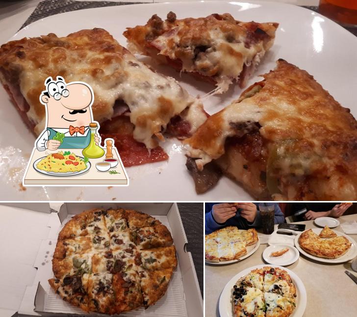 Parmi les diverses choses de la nourriture et la table à manger, une personne peut trouver sur Royal Pizza