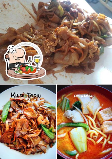 Try out seafood at Noodle Town