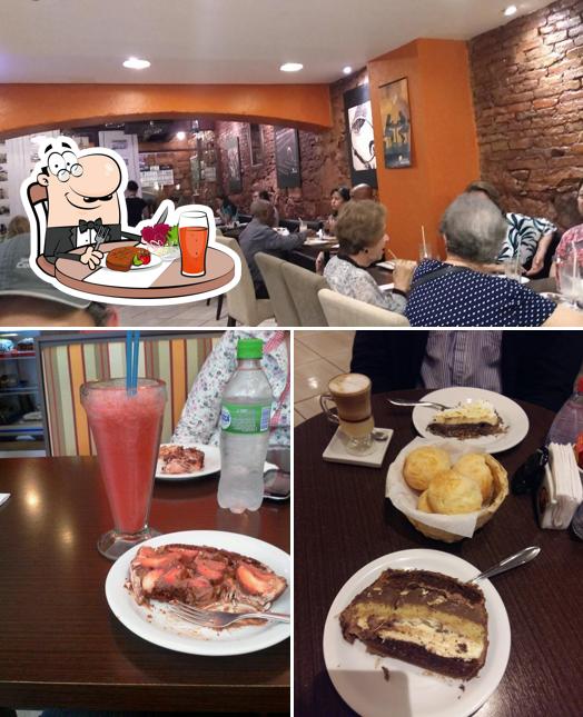 Entre diferentes coisas, mesa de jantar e interior podem ser encontrados no Café de Minas