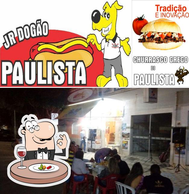 Entre la variedad de cosas que hay en Lanchonete e Sorveteria JR Dogão Paulista también tienes comida y interior