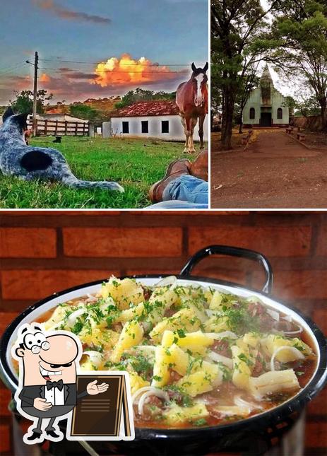 Entre diferentes coisas, exterior e comida podem ser encontrados no Rancho São Sebastião