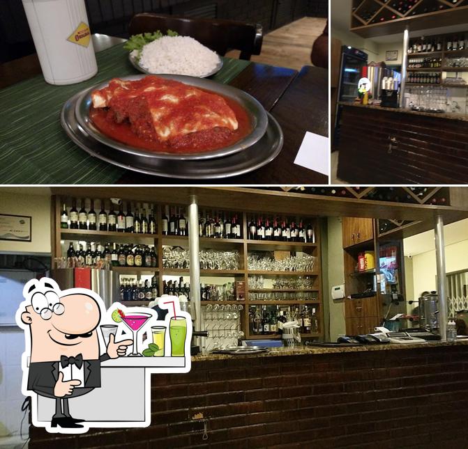 Observa las fotos que muestran barra de bar y comida en Restaurante Velho Quintino