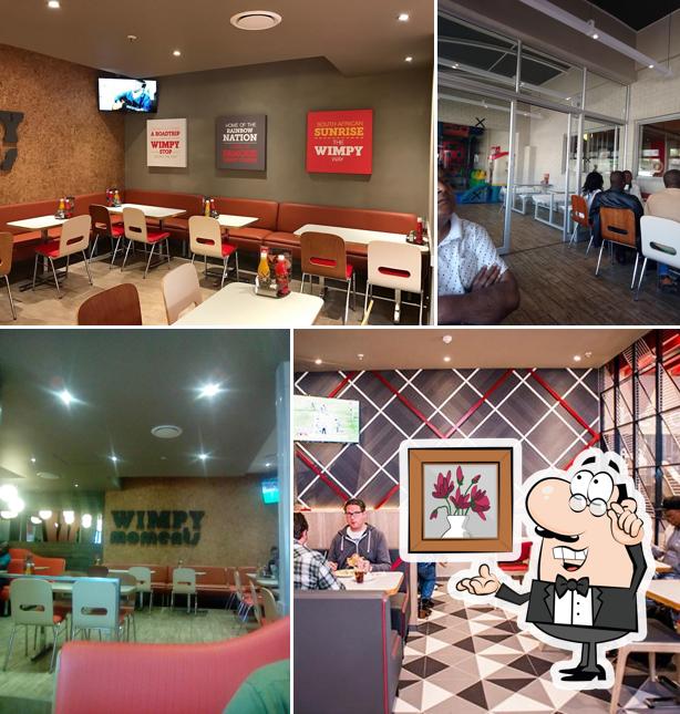 Installez-vous à l'une des tables de Wimpy