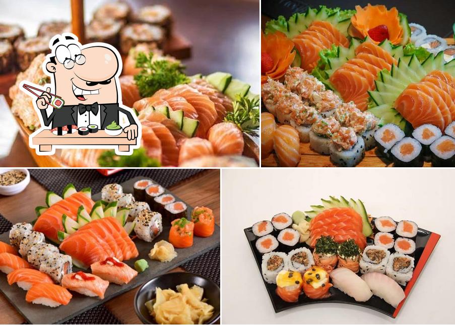 Rolos de sushi são disponibilizados no Nigiri comida japonesa