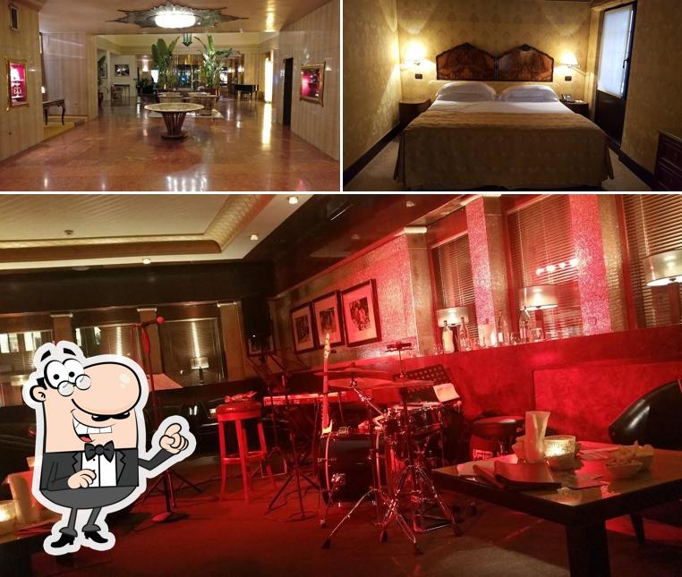 Installez-vous à l'une des tables de Bauer Hotel