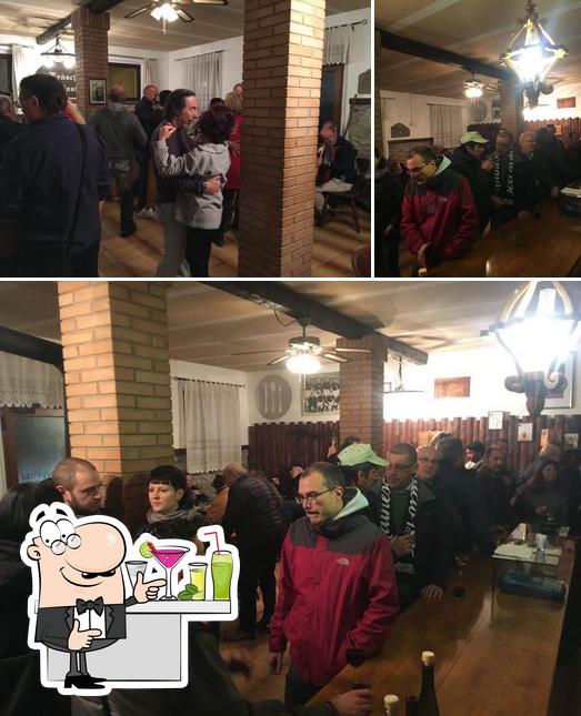 Dai un’occhiata alla immagine che presenta la bancone da bar e interni di Frasca dei Castelli