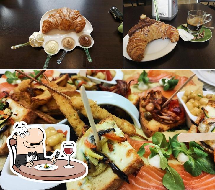 Questa è la foto che presenta la cibo e tavolo da pranzo di Marco's Bar