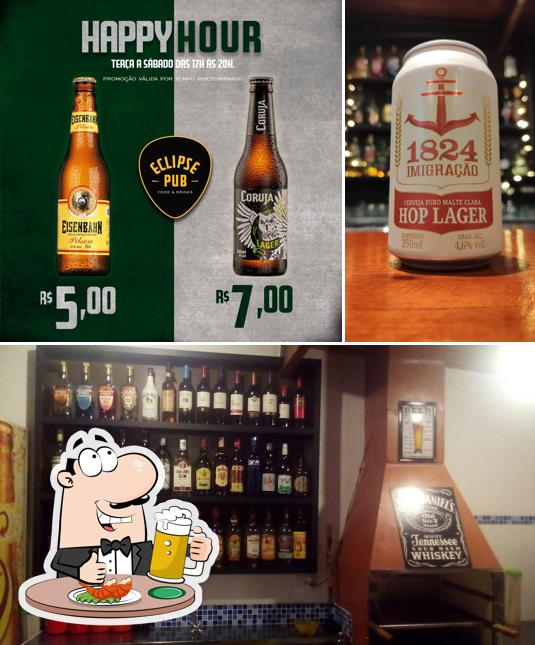 Peça um copo de cerveja leve ou escura