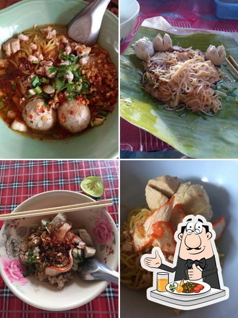 Еда в "ก๋วยเตี๋ยวห่อใบตอง Noodles wrapped in Banana Leaf"