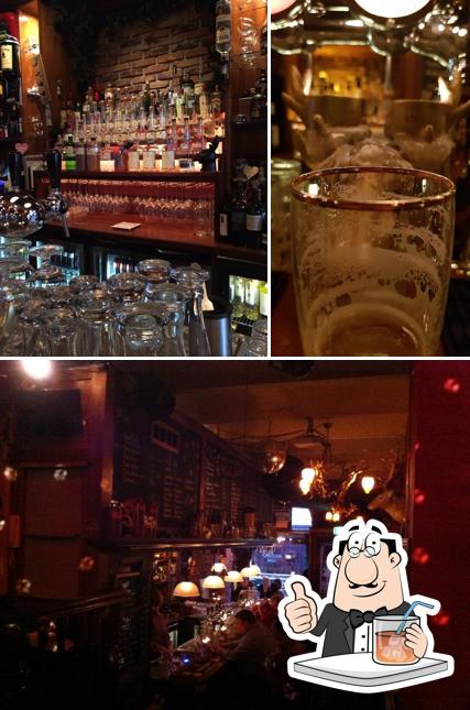 Estas son las fotos donde puedes ver bebida y barra de bar en Café Momfer De Mol